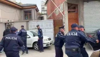 Tensione në Korçë, protestuesit sulmojnë shefin e Komisariatit dhe efektivët, Policia shoqëron të dyshuarit!