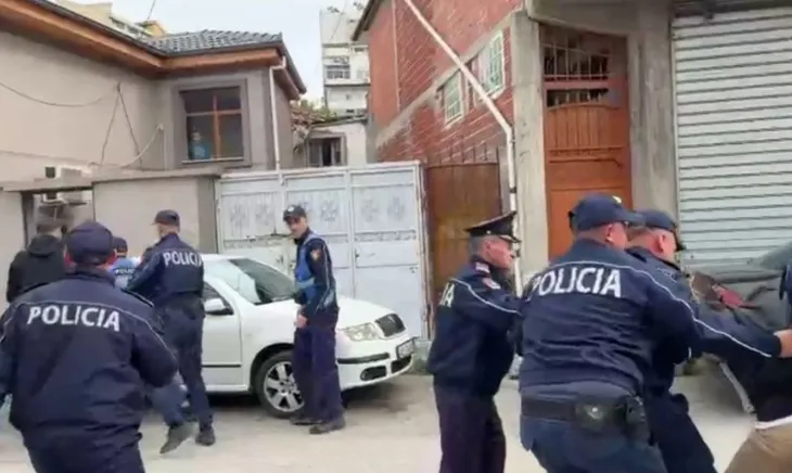 Tensione në Korçë, protestuesit sulmojnë shefin e Komisariatit dhe efektivët, Policia shoqëron të dyshuarit!