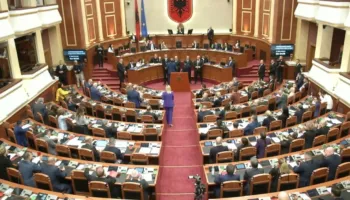 Tensione në Kuvend: Bardhi dhe Kapri në këmbë kundër ‘Territoriales’, Garda rrethon foltoren