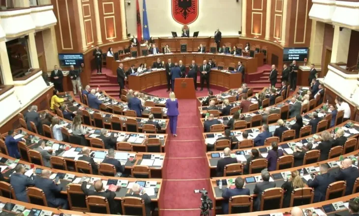 Tensione në Kuvend: Bardhi dhe Kapri në këmbë kundër ‘Territoriales’, Garda rrethon foltoren