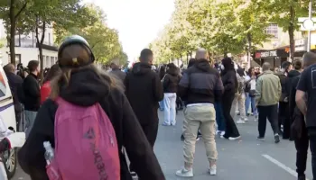 Tensione në protestë, nis hedhja e gurëve