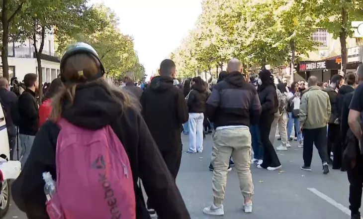 Tensione në protestë, nis hedhja e gurëve