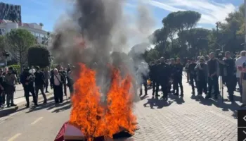 Tensione në protestën para Kryeministrisë! I vendosi për dialog, mbështetës të PD djegin ulëset e Ramës
