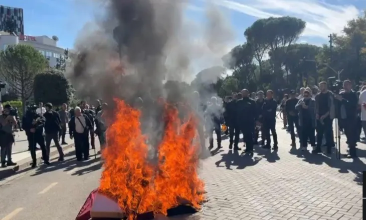 Tensione në protestën para Kryeministrisë! I vendosi për dialog, mbështetës të PD djegin ulëset e Ramës