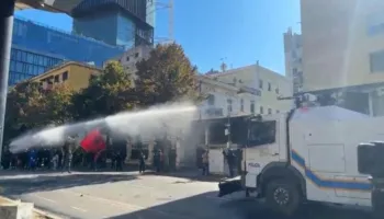 Tensione në protestën para Ministrisë së Arsimit, policia hedh gaz lotsjellës ndaj të rinjve