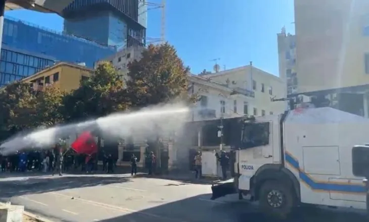 Tensione në protestën para Ministrisë së Arsimit, policia hedh gaz lotsjellës ndaj të rinjve