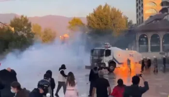 Tensione në qendër të Tiranës, i merr flakë uniforma një efektivi