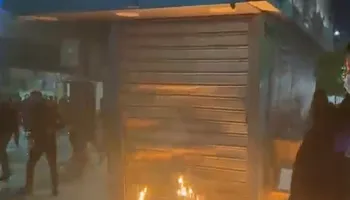 Tensione në Tiranë, protestuesit u vënë flakën kioskave