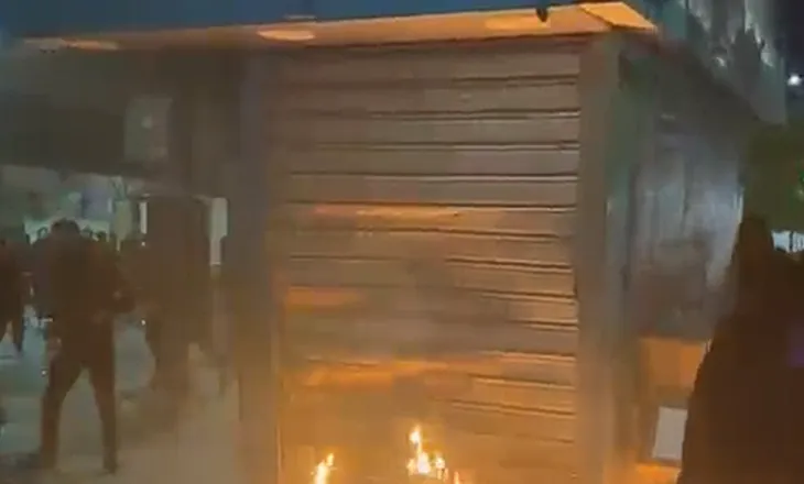 Tensione në Tiranë, protestuesit u vënë flakën kioskave
