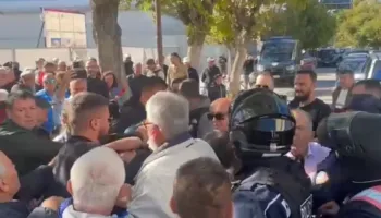 Tensione në Vlorë, qytetarët kërkojnë të rrëzojnë rrethimin e Muzeut Hebraik