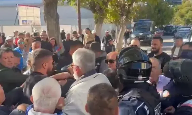Tensione në Vlorë, qytetarët kërkojnë të rrëzojnë rrethimin e Muzeut Hebraik