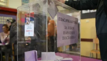 Tensione në zgjedhjet në Serbi! Persona të maskuar futen me forcë në qendrën e votimit