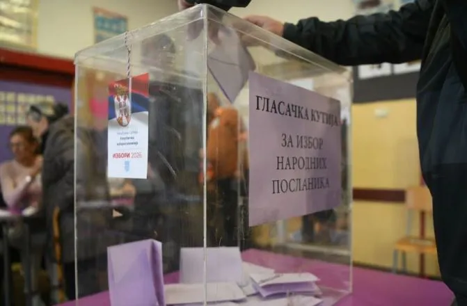 Tensione në zgjedhjet në Serbi! Persona të maskuar futen me forcë në qendrën e votimit