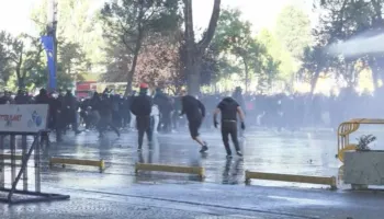 Tensione para Kryeministrisë, policia futet mes turmës dhe nis shoqërimet