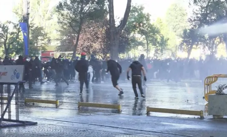 Tensione para Kryeministrisë, policia futet mes turmës dhe nis shoqërimet