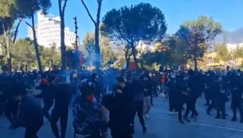 Tensione para Kryeministrisë, policia përgjigjet me gaz lotsjellës dhe ujë