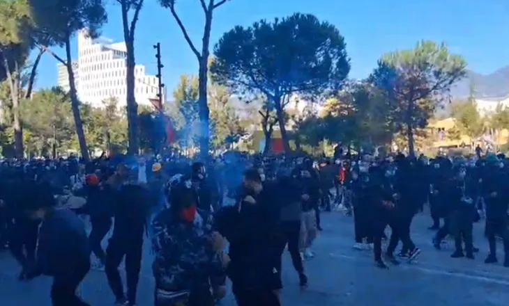 Tensione para Kryeministrisë, policia përgjigjet me gaz lotsjellës dhe ujë