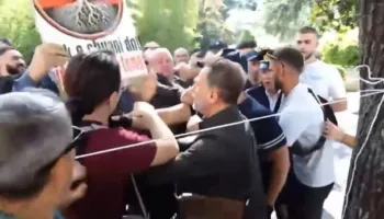 Tensione para Kryesisë së Kuvendit, protestuesit nga Memaliaj përplasen me Erion Braçen