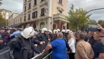 Tensione para Kuvendit, policia hedh spraj lotsjellës drejt protestuesve