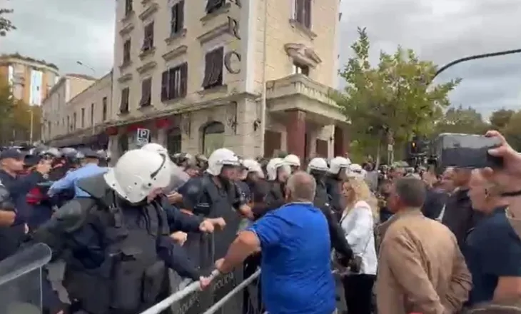 Tensione para Kuvendit, policia hedh spraj lotsjellës drejt protestuesve