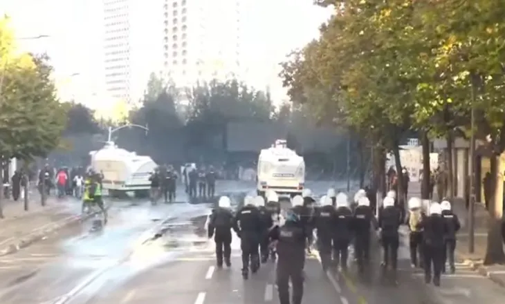 Tensione para Ministrisë së Arsimit, policia përdor gaz lotsjellës dhe ujë me presion ndaj protestuesve