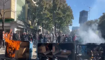 Tensione para Ministrisë së Arsimit/ Studentët vendosin barrikada, u vënë flakën edhe koshave të mbeturinave