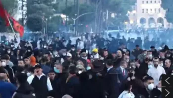 Tensione pranë Kryeministrisë/ Policia nis sulmin ndaj të rinjve! Gaz lotsjellës, ujë me presion e plumba gome drejt protestuesve