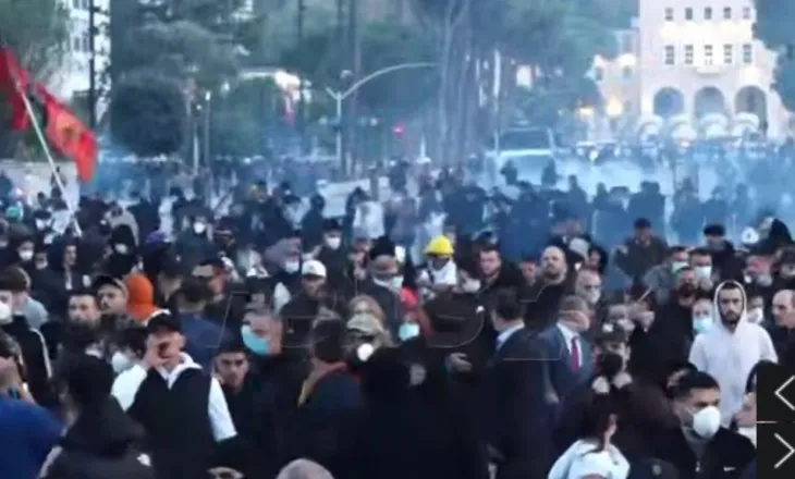 Tensione pranë Kryeministrisë/ Policia nis sulmin ndaj të rinjve! Gaz lotsjellës, ujë me presion e plumba gome drejt protestuesve