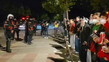 Tensione pranë Parkut Rinia, protestuesit përballen me forcat ‘Shqiponja’: Hiqini kapelet!