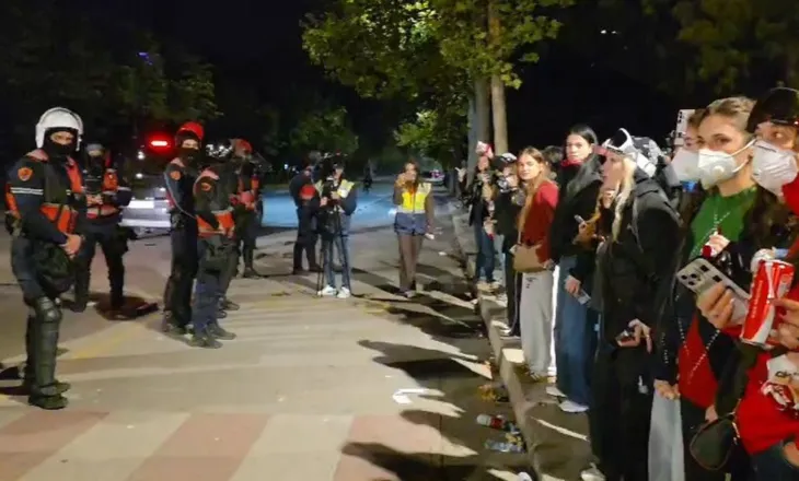 Tensione pranë Parkut Rinia, protestuesit përballen me forcat ‘Shqiponja’: Hiqini kapelet!
