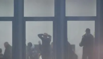 Tensione pranë selisë së PD-së, protestuesit ‘strehohen’ brenda, policia hedh gaz lotsjellës