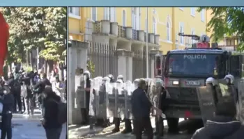 Tensione te Ministria e Arsimit, Policia hedh ujë me presion dhe spraj lotsjellës drejt protestuesve