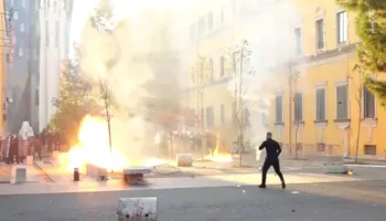 Tensione te Ministria e Brendshme, protestuesit ‘zbrazin’ sasi molotovësh ndaj policisë