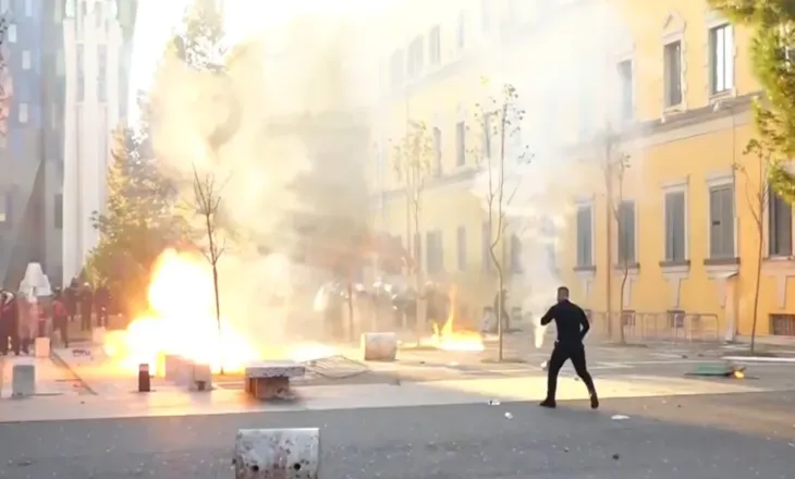 Tensione te Ministria e Brendshme, protestuesit ‘zbrazin’ sasi molotovësh ndaj policisë