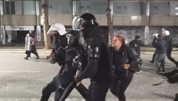 Tensione të reja para Kryeministrisë! Policia nis shoqërimet, protestuesit sulmojnë bizneset dhe një bankë
