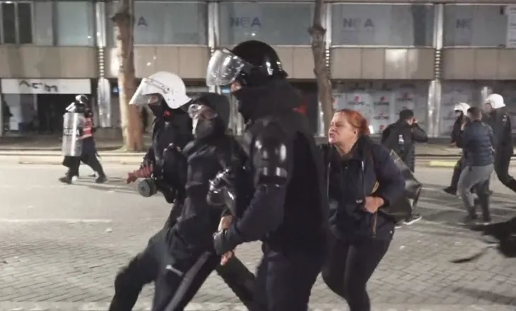 Tensione të reja para Kryeministrisë! Policia nis shoqërimet, protestuesit sulmojnë bizneset dhe një bankë