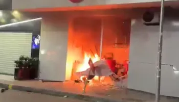 Tensione te Rruga e Elbasanit, protestuesit i vënë flakën zyrave të ‘Iute Credit’