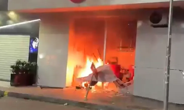 Tensione te Rruga e Elbasanit, protestuesit i vënë flakën zyrave të ‘Iute Credit’