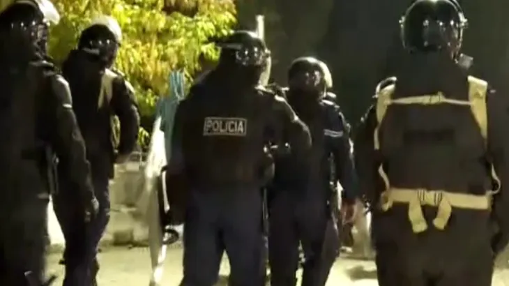 Tensionet e fundit te Ministria e Brendshme, policia shoqëron disa protestues