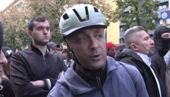 Tensionet mes dy kampeve te Ministria e Arsimit, protestuesi akuzon: PD ka muaj që do të prishë protestën!