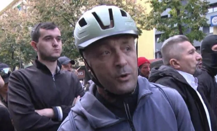 Tensionet mes dy kampeve te Ministria e Arsimit, protestuesi akuzon: PD ka muaj që do të prishë protestën!
