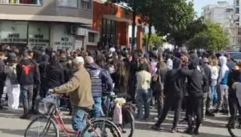 Tensionet në Elbasan, qytetarët protestë para komisariatit në mbështetje të personave të shoqëruar