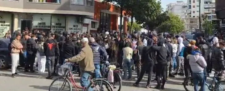 Tensionet në Elbasan, qytetarët protestë para komisariatit në mbështetje të personave të shoqëruar