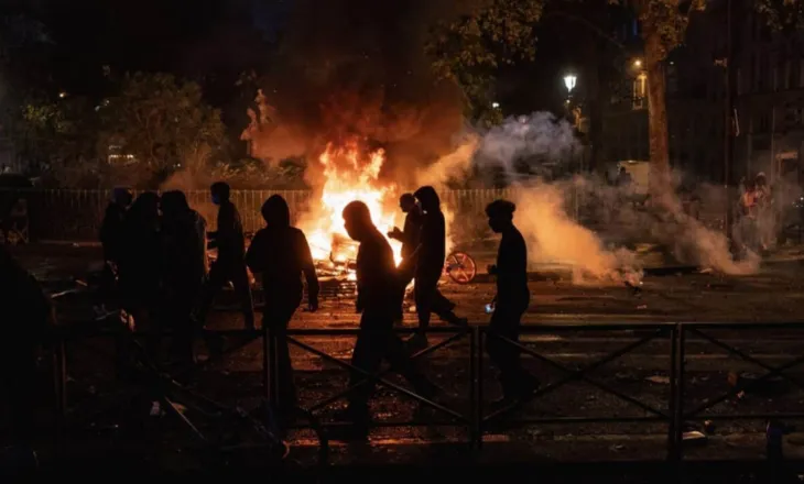 Tensionet në Francë! Flakët shkrumbojnë bashkinë historike të Limoges, shembet kambanorja 43 metra e lartë