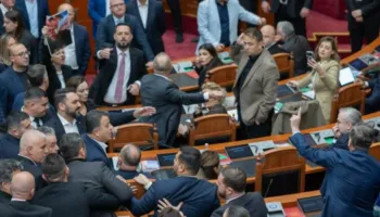 Tensionet në Kuvend/ PS kërkon përjashtimin e 20 deputetëve të opozitës se denoncuan dhunën ndaj studentëve