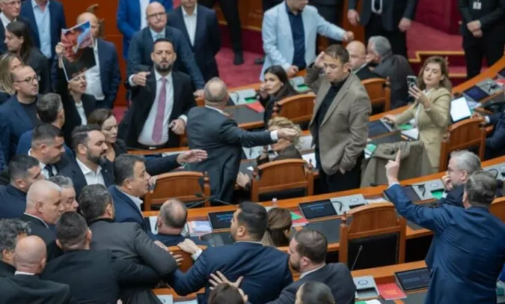 Tensionet në Kuvend/ PS kërkon përjashtimin e 20 deputetëve të opozitës se denoncuan dhunën ndaj studentëve