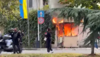 Tensionet në protestë, digjet kabina e rojës pranë ish-Ambasadës Ruse