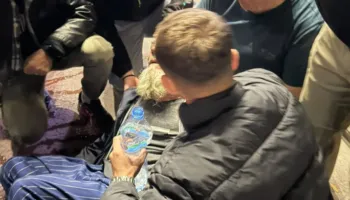 Tensionet në protestë, lëndohet një kalimtar