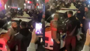Tensionet në protestë, protestuesit bllokojnë dhe shkatërojnë automjetin e policisë