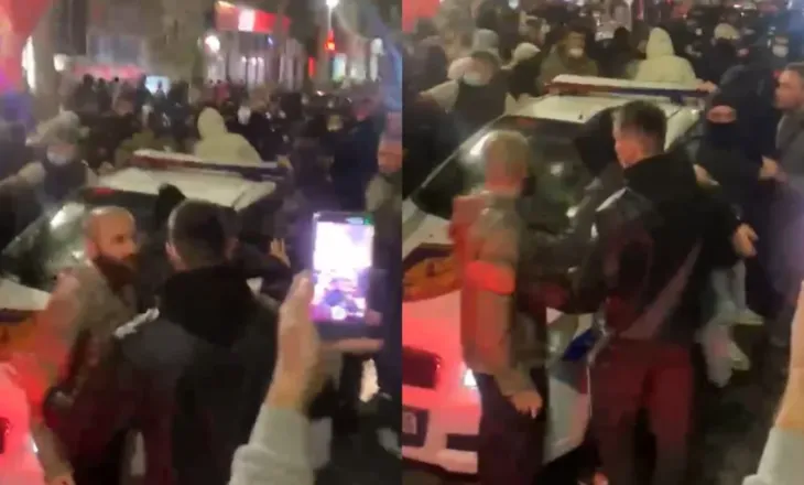 Tensionet në protestë, protestuesit bllokojnë dhe shkatërojnë automjetin e policisë